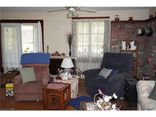 355 Lakeview Road, Fort Erie, ON - Indoor Photo Showing Living Room