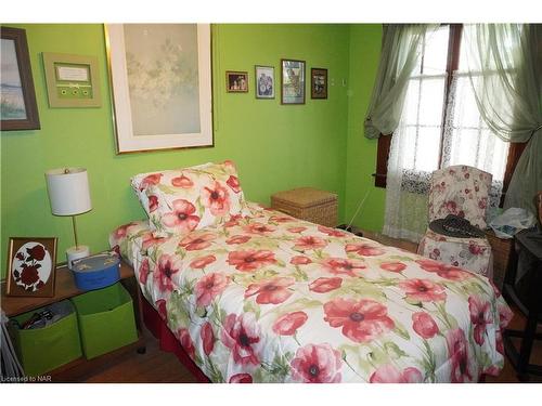 355 Lakeview Road, Fort Erie, ON - Indoor Photo Showing Bedroom