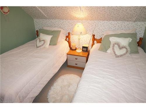 355 Lakeview Road, Fort Erie, ON - Indoor Photo Showing Bedroom