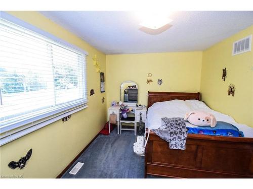 37 Farmington Drive, St. Catharines, ON - Indoor Photo Showing Bedroom