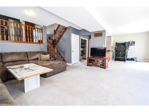 37 Farmington Drive, St. Catharines, ON - Indoor Photo Showing Living Room