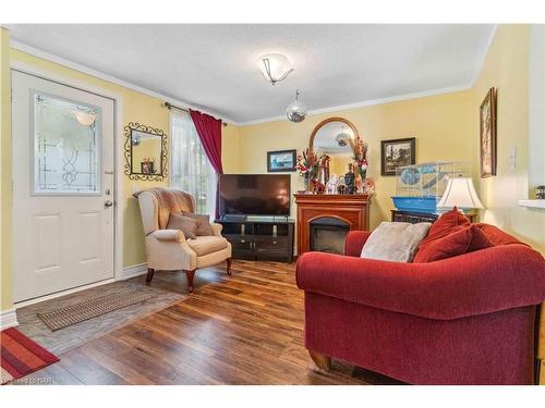 47 Wiley Street, St. Catharines, ON - Indoor Photo Showing Living Room With Fireplace