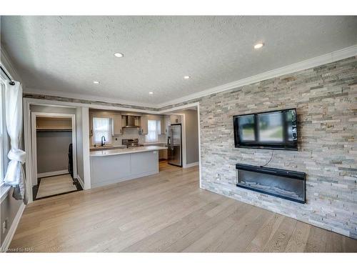 6259 Atlee Street, Niagara Falls, ON - Indoor Photo Showing Living Room With Fireplace