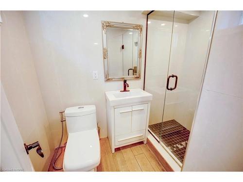 6259 Atlee Street, Niagara Falls, ON - Indoor Photo Showing Bathroom