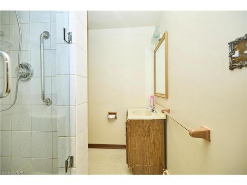 6511 Dorchester Road, Niagara Falls, ON - Indoor Photo Showing Bathroom