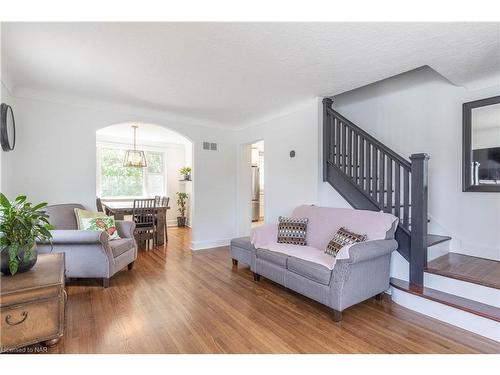 9 Mcdonald Street, St. Catharines, ON - Indoor Photo Showing Living Room