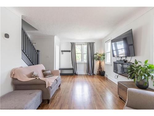 9 Mcdonald Street, St. Catharines, ON - Indoor Photo Showing Living Room