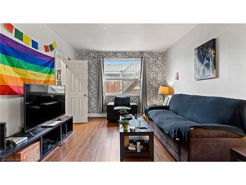 7 Josephine Street, St. Catharines, ON - Indoor Photo Showing Living Room