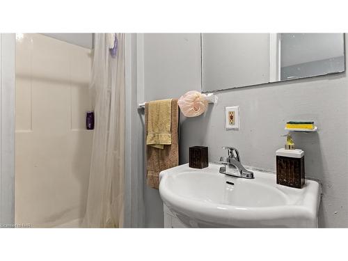 7 Josephine Street, St. Catharines, ON - Indoor Photo Showing Bathroom