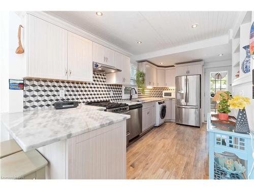 21 Johnston Street, St. Catharines, ON - Indoor Photo Showing Kitchen With Upgraded Kitchen