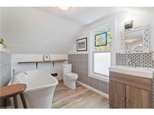 21 Johnston Street, St. Catharines, ON - Indoor Photo Showing Bathroom