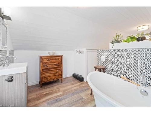 21 Johnston Street, St. Catharines, ON - Indoor Photo Showing Bathroom