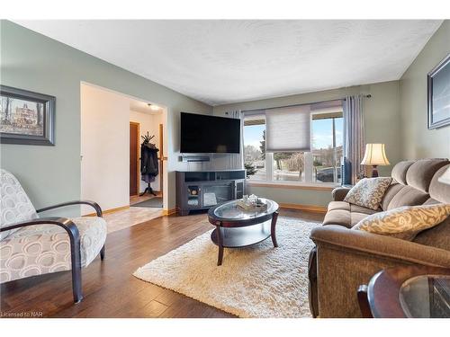 112 Larchwood Circle, Welland, ON - Indoor Photo Showing Living Room