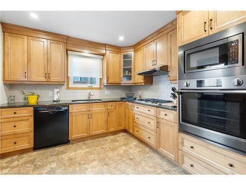 112 Larchwood Circle, Welland, ON - Indoor Photo Showing Kitchen