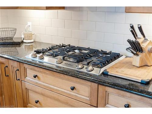 112 Larchwood Circle, Welland, ON - Indoor Photo Showing Kitchen With Upgraded Kitchen