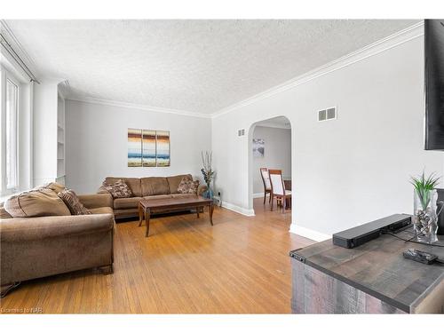 24 Blain Place, St. Catharines, ON - Indoor Photo Showing Living Room