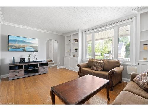 24 Blain Place, St. Catharines, ON - Indoor Photo Showing Living Room