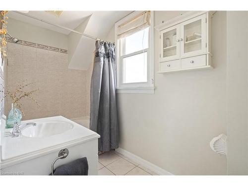 24 Blain Place, St. Catharines, ON - Indoor Photo Showing Bathroom