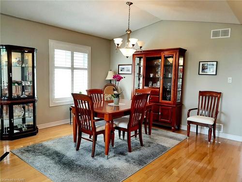 7721 Bishop Avenue, Niagara Falls, ON - Indoor Photo Showing Dining Room