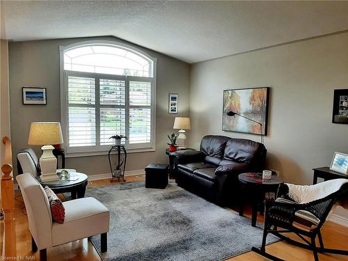 7721 Bishop Avenue, Niagara Falls, ON - Indoor Photo Showing Living Room