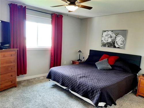 7721 Bishop Avenue, Niagara Falls, ON - Indoor Photo Showing Bedroom