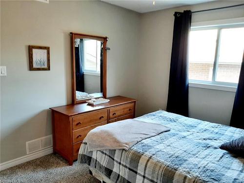 7721 Bishop Avenue, Niagara Falls, ON - Indoor Photo Showing Bedroom