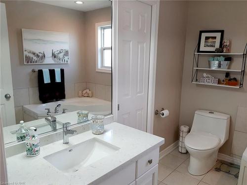 7721 Bishop Avenue, Niagara Falls, ON - Indoor Photo Showing Bathroom