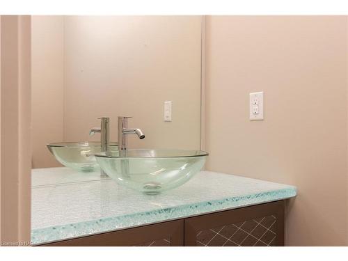 604-77 Yates Street, St. Catharines, ON - Indoor Photo Showing Bathroom