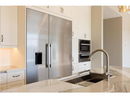 604-77 Yates Street, St. Catharines, ON - Indoor Photo Showing Kitchen With Upgraded Kitchen