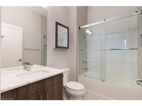 604-77 Yates Street, St. Catharines, ON - Indoor Photo Showing Bathroom