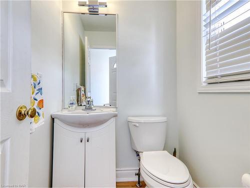 7 Violet Street, St. Catharines, ON - Indoor Photo Showing Bathroom