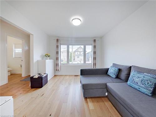 7 Violet Street, St. Catharines, ON - Indoor Photo Showing Living Room