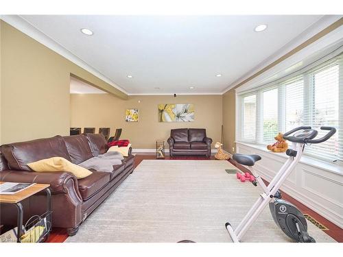 6421 Dorchester Road, Niagara Falls, ON - Indoor Photo Showing Living Room