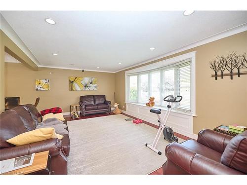 6421 Dorchester Road, Niagara Falls, ON - Indoor Photo Showing Living Room