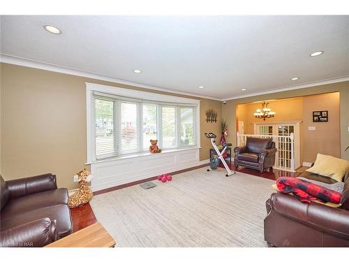 6421 Dorchester Road, Niagara Falls, ON - Indoor Photo Showing Living Room