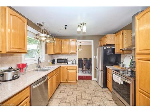 6421 Dorchester Road, Niagara Falls, ON - Indoor Photo Showing Kitchen With Stainless Steel Kitchen With Double Sink