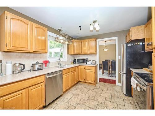 6421 Dorchester Road, Niagara Falls, ON - Indoor Photo Showing Kitchen