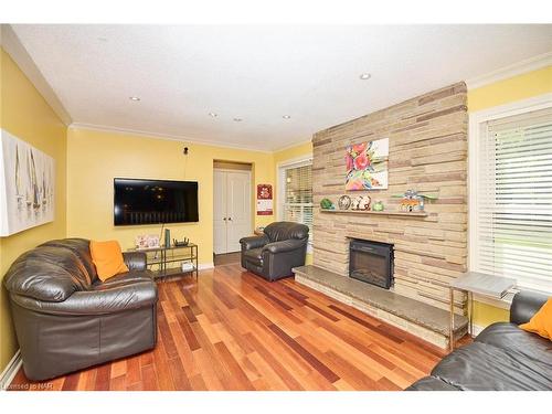 6421 Dorchester Road, Niagara Falls, ON - Indoor Photo Showing Living Room With Fireplace