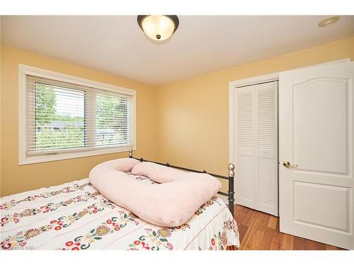 6421 Dorchester Road, Niagara Falls, ON - Indoor Photo Showing Bedroom