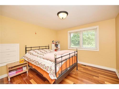 6421 Dorchester Road, Niagara Falls, ON - Indoor Photo Showing Bedroom