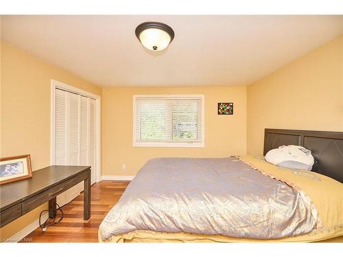 6421 Dorchester Road, Niagara Falls, ON - Indoor Photo Showing Bedroom