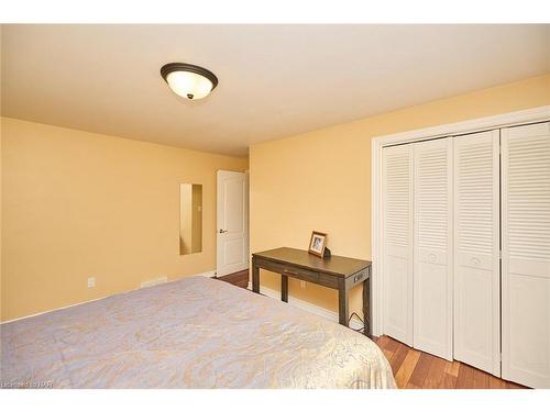 6421 Dorchester Road, Niagara Falls, ON - Indoor Photo Showing Bedroom