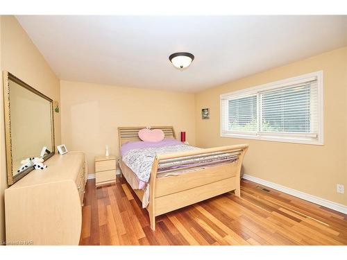 6421 Dorchester Road, Niagara Falls, ON - Indoor Photo Showing Bedroom