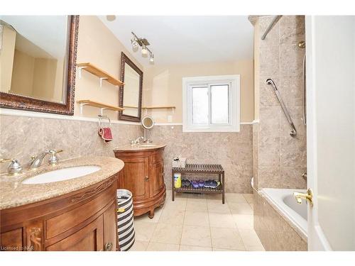 6421 Dorchester Road, Niagara Falls, ON - Indoor Photo Showing Bathroom