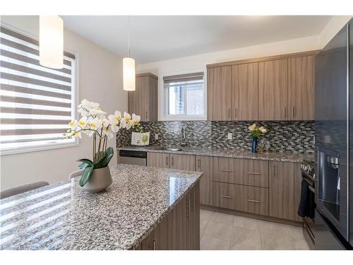 8064 Citation Road, Niagara Falls, ON - Indoor Photo Showing Kitchen