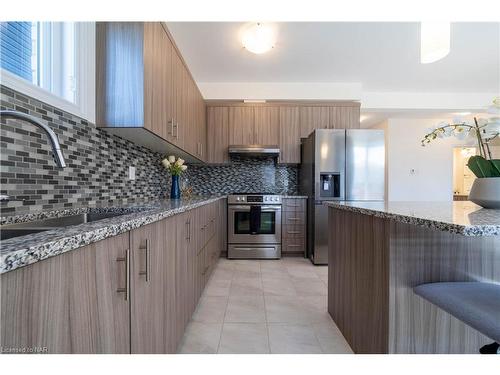 8064 Citation Road, Niagara Falls, ON - Indoor Photo Showing Kitchen With Upgraded Kitchen