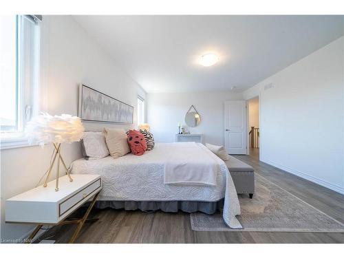 8064 Citation Road, Niagara Falls, ON - Indoor Photo Showing Bedroom