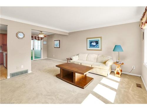 5999 Pitton Road, Niagara Falls, ON - Indoor Photo Showing Living Room