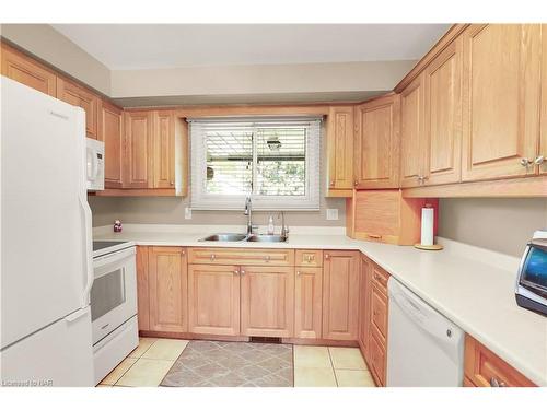 5999 Pitton Road, Niagara Falls, ON - Indoor Photo Showing Kitchen With Double Sink