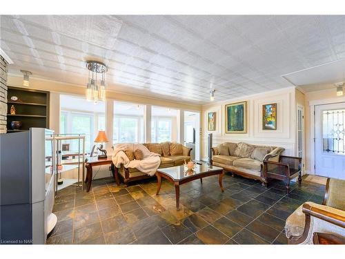 6 Rosemount Drive, Welland, ON - Indoor Photo Showing Living Room